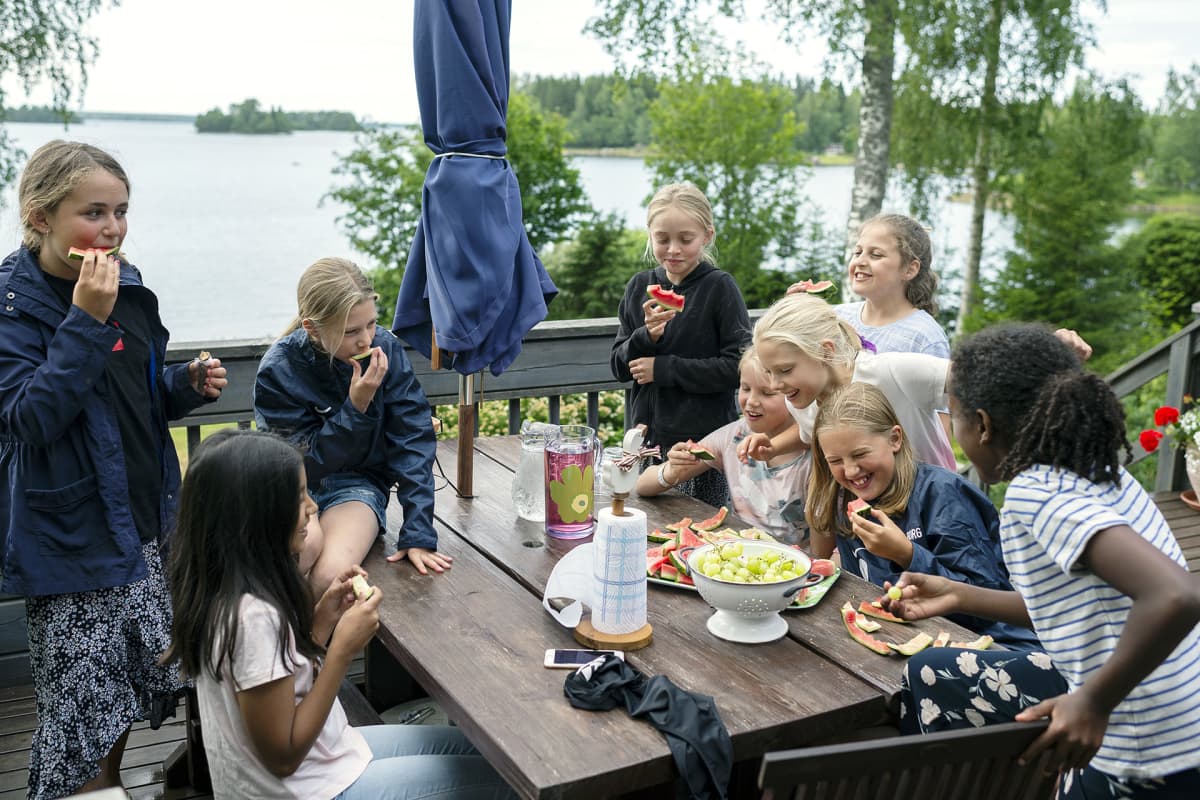 Lapsia syömässä.