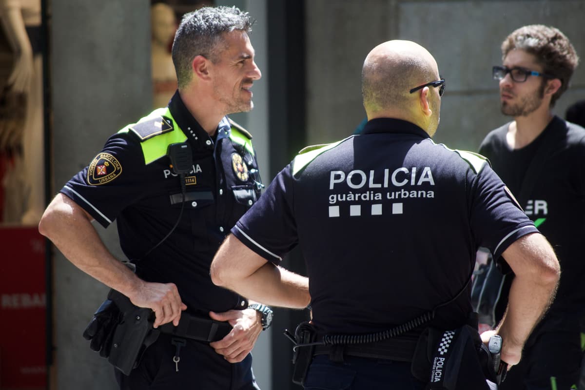Poliisit partioivat turistien seassa Barcelonan keskustassa.