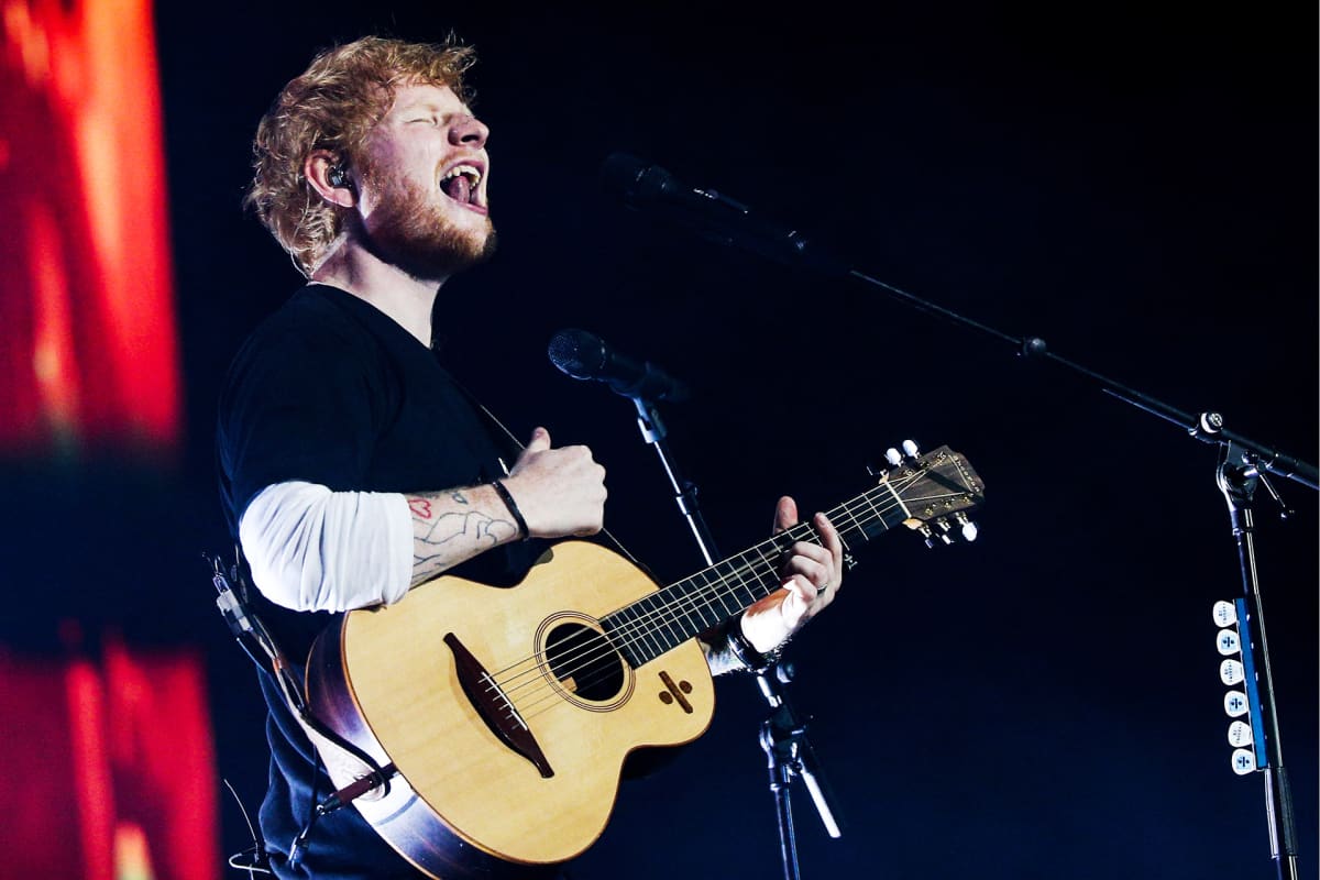 Ed Sheeran esiintyy.