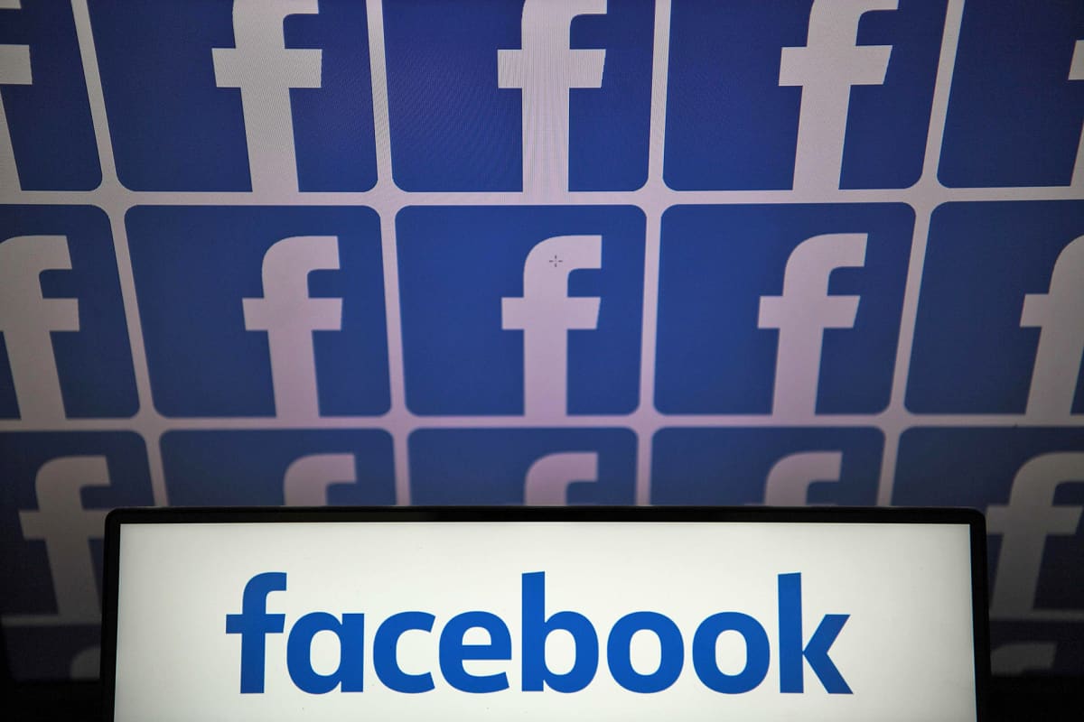 Facebookin logoja näytöllä.