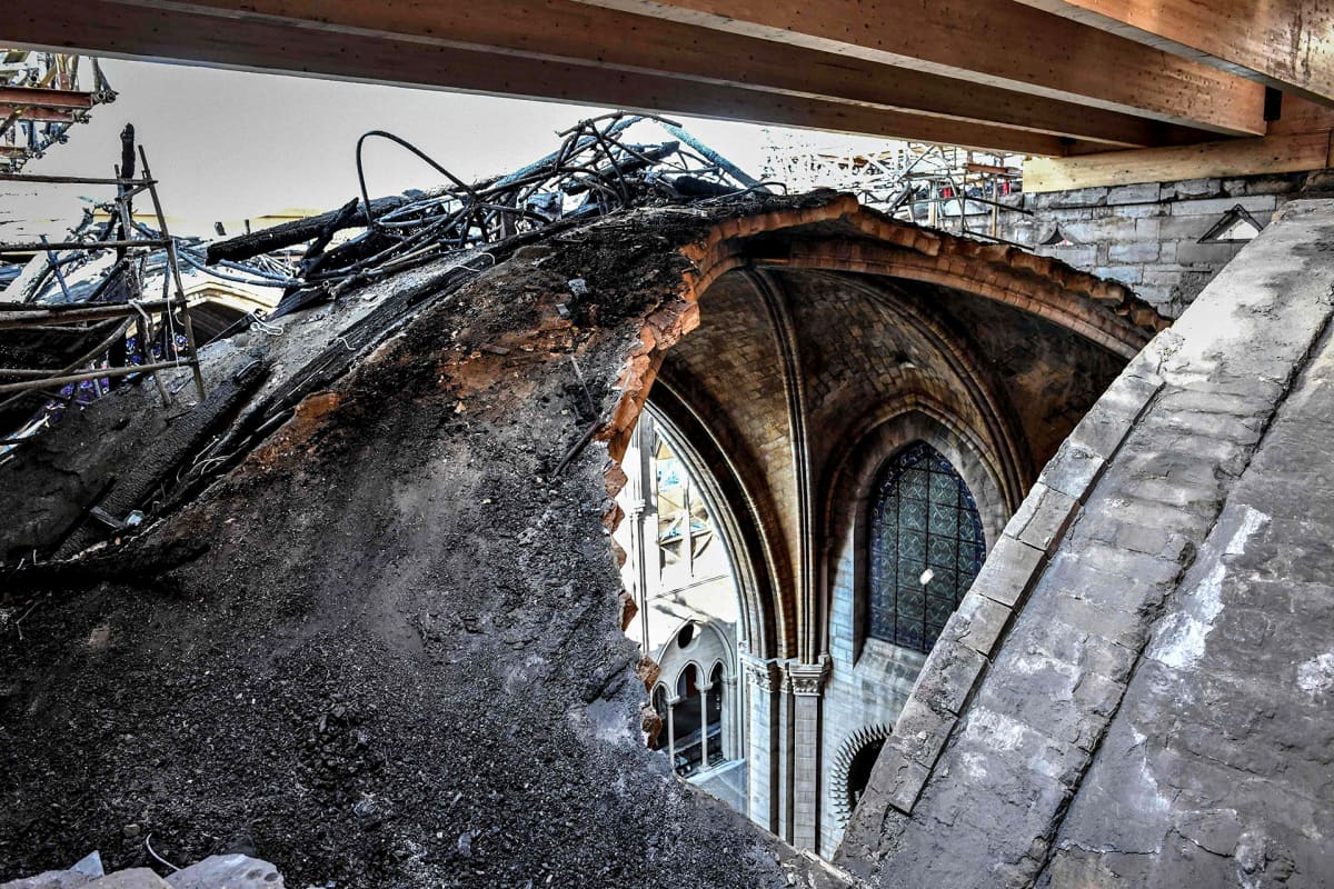 Notre Damen pahasti tuhoutuneita kattorakenteita kuvattuna 17. heinäkuuta 2019.