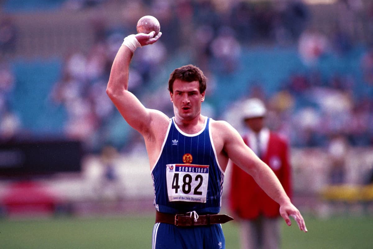 Itä-Saksan Ulf Timmermann työnsi olympiakultaa pakitustyylillä Soulissa 1988. Voittotulos 22,47 säilyi olympiaennätyksenä 28 vuotta.