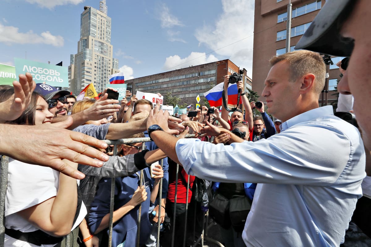 Aleksei Navalnyi tervehti mielenosoittajia lauantaina 20. heinäkuuta 2019 Moskovassa.