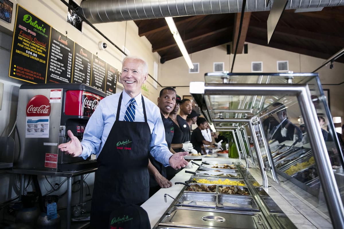 Joe Biden kampanjoi pikaruokapaikassa Los Angelesissa
