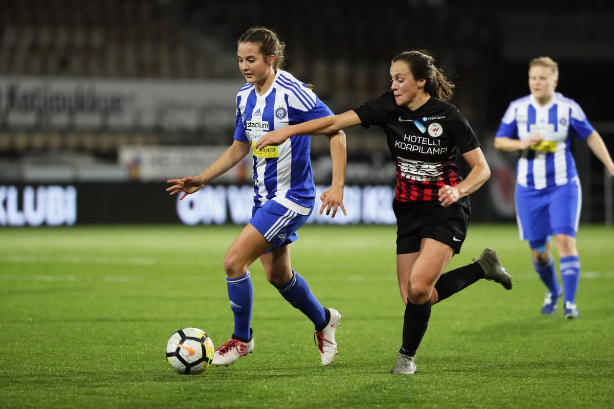 Katarina Naumanen (vas.) pelasi HJK:ssa kaudella 2018.