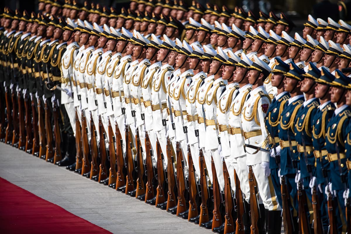 Kiinan kunniavartion jäsenet odottavat Kolumbian presidentin Ivan Duque Marquezin tervehdysseremoniaa Kiinan kansantasavallassa Pekingissä. Kolumbian presidentti Ivan Duque Marquez oli valtiovierailulla Kiinaan 28. heinäkuuta - 31. heinäkuuta.