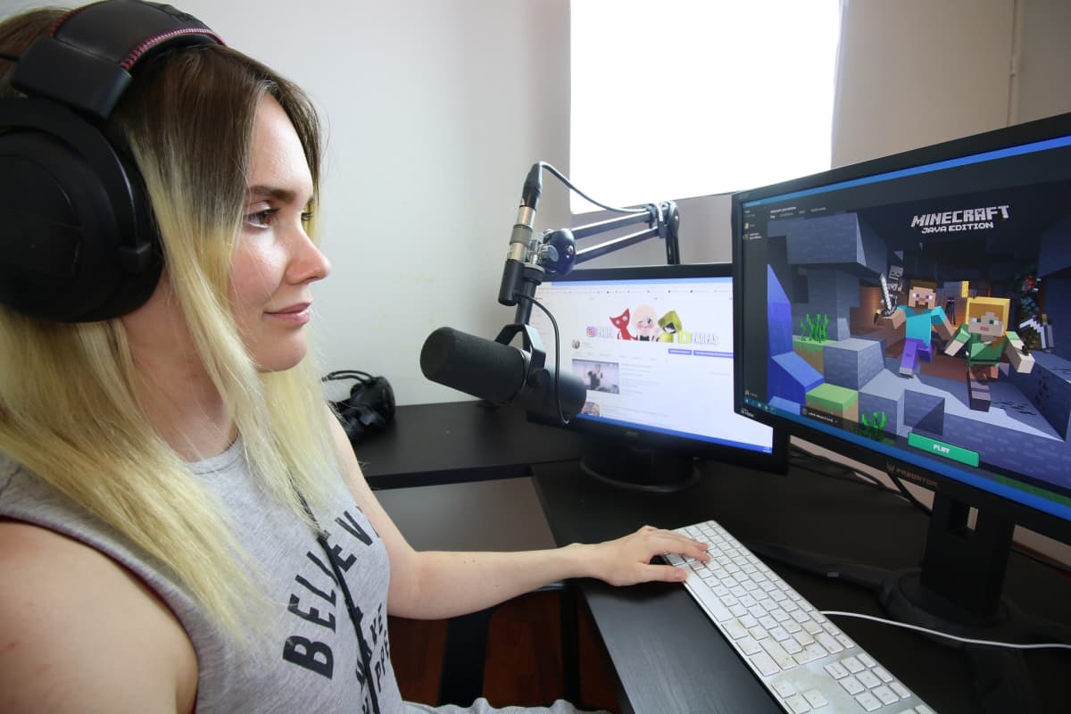 Youtube videoita tekevä Beata "Paqpa" Rodas tietokoneella pelaamassa Minecraftia