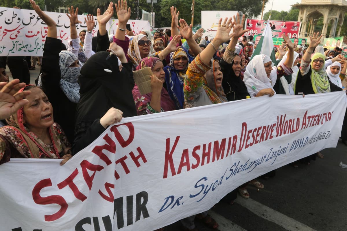 Mielenosoittajat arvostelivat Intian päätöstä Kashmirin hallinnon muutoksista Pakistanissa 5. elokuuta.