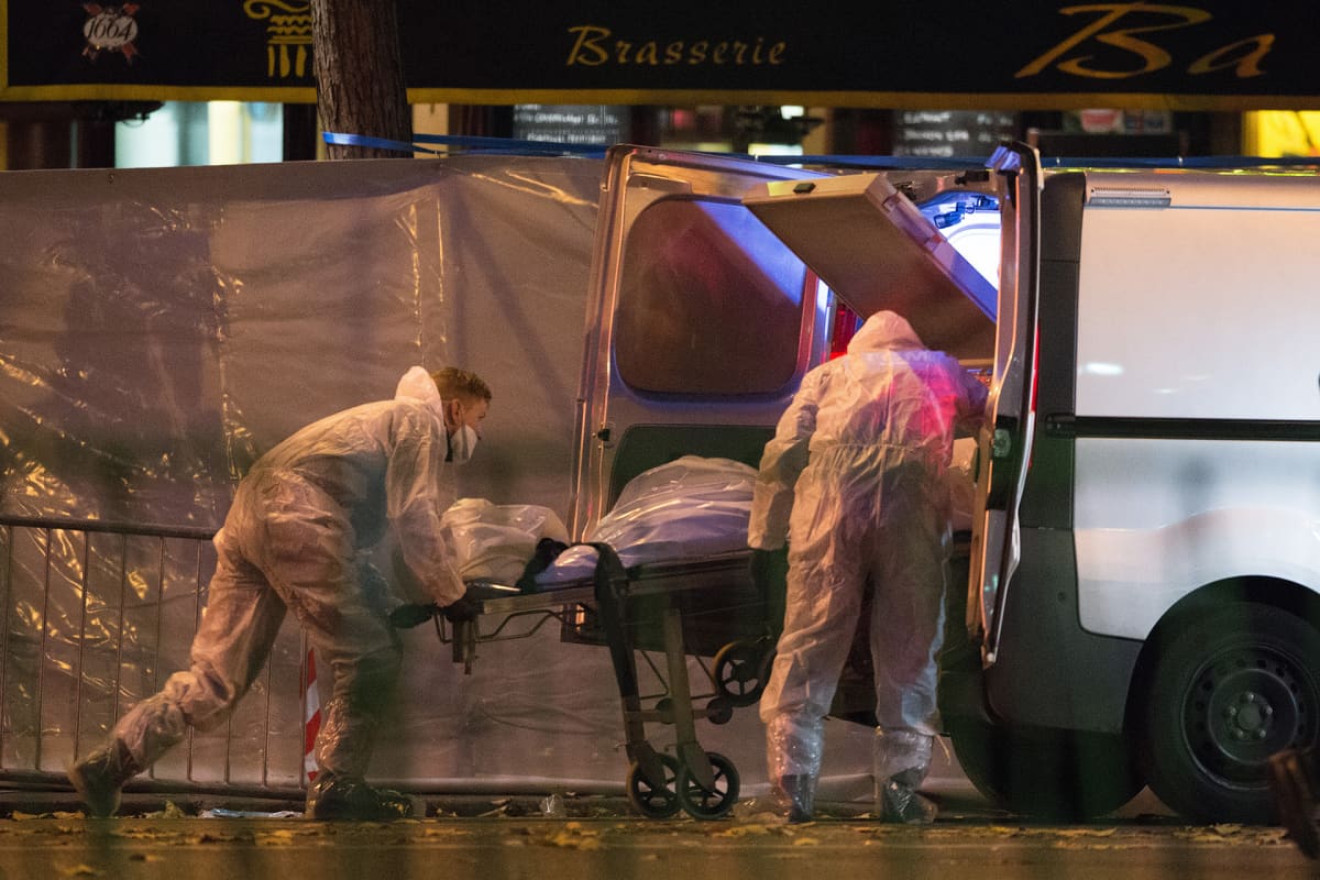 Lääkintähenkilöstö siirtää ruumiin Bataclan teatterista.