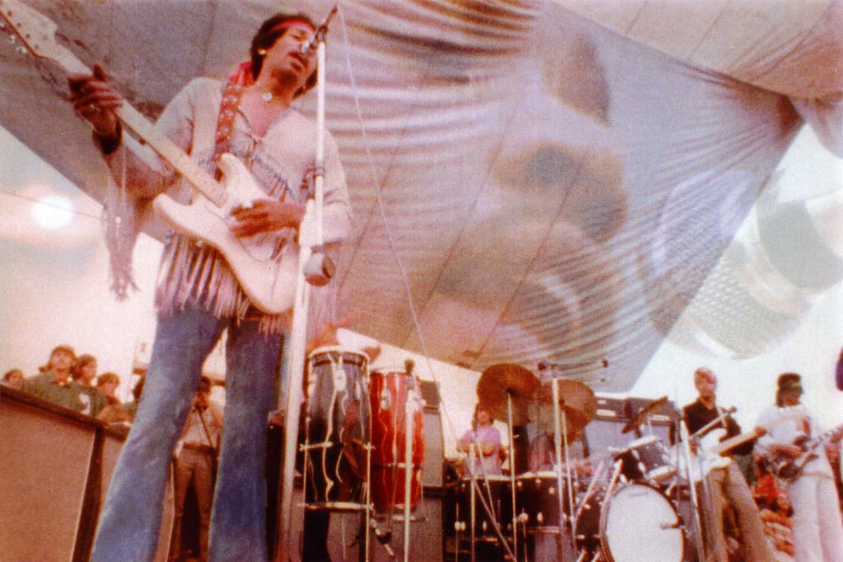 Jimi Hendrix esiintymässä Woodstockissa.