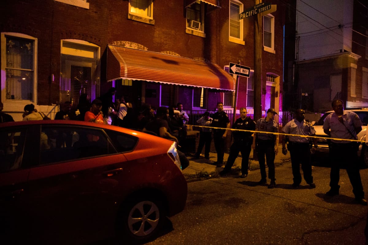 Philadelphian poliisi eristi risteyksen korttelissa, jossa ammuskelu johti kuuden poliisin haavoittumiseen.