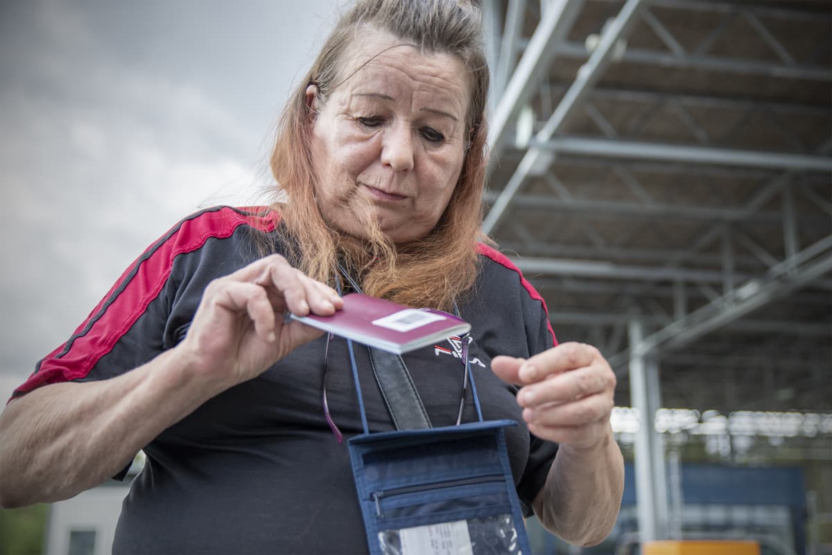 Arja Mustonen kaivaa passiaan esille.