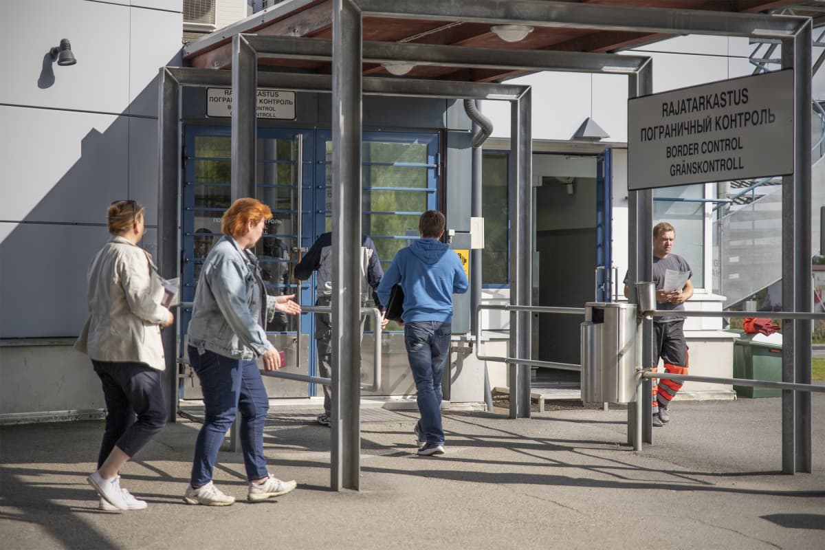 Ihmisiä menossa rajatarkastukseen Niiralan rajanylityspaikalla.