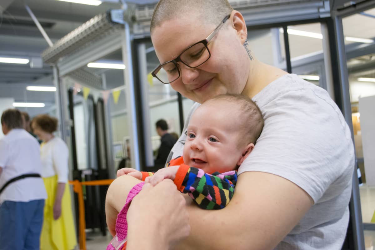 Siilinjärveläinen Maiju Räbinä kolmen kuukauden ikäisen Nuua vauvansa kanssa.