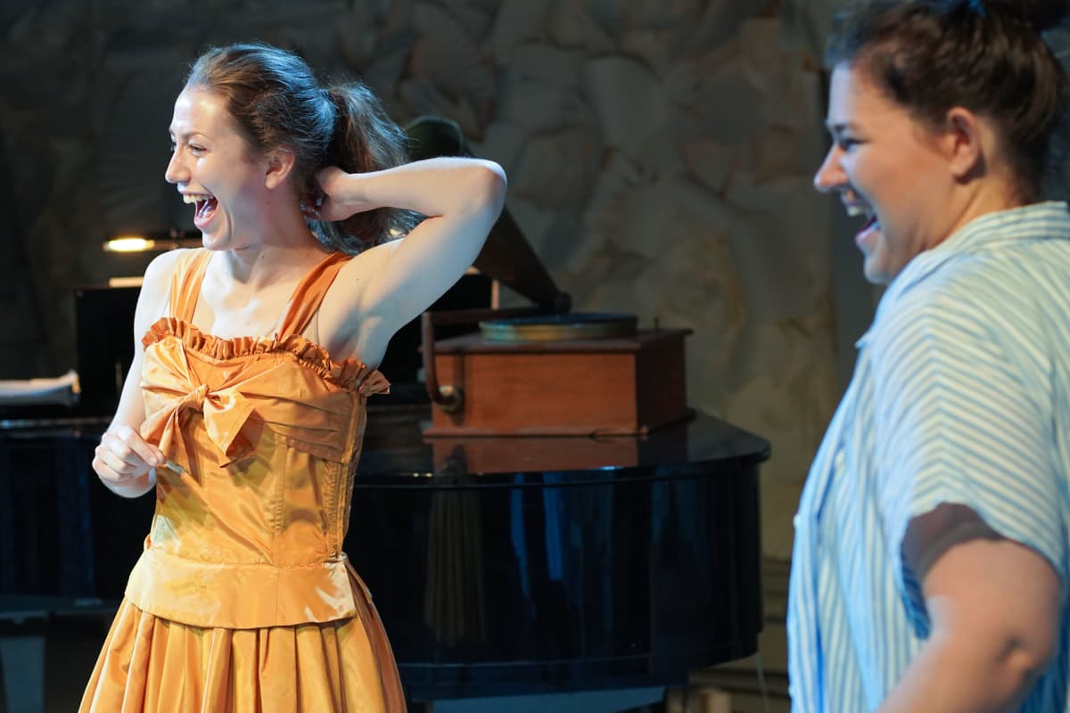 Anna Stenberg, Elisabet Petsalo, I Love You, You're Perfect, Now Change, Teatterikorkeakoulu