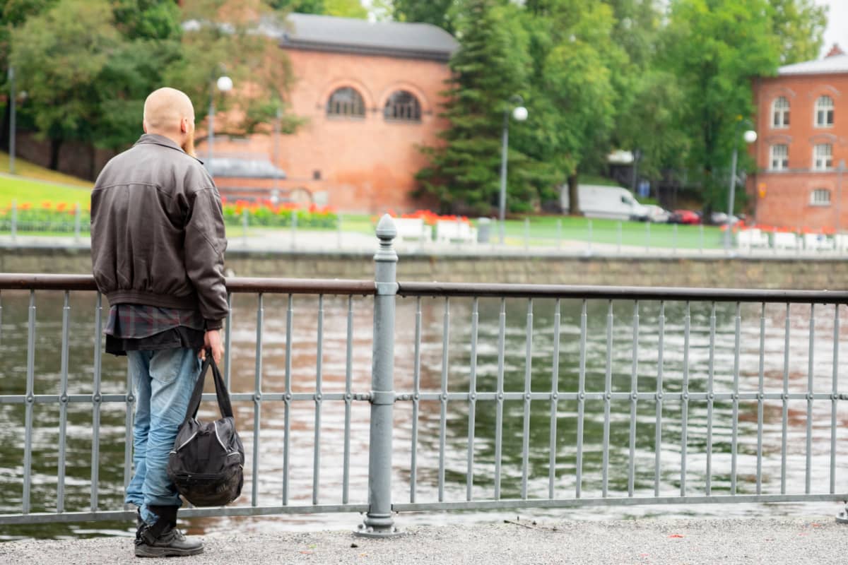 Asunnoton Toni Markus Tammerkosken rannalla