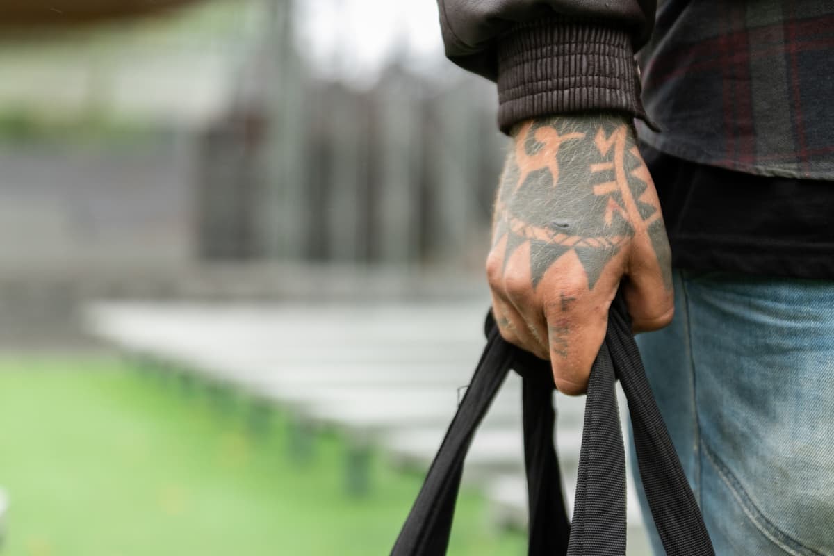 Asunnoton Toni Markus Laikun lavan edustalla