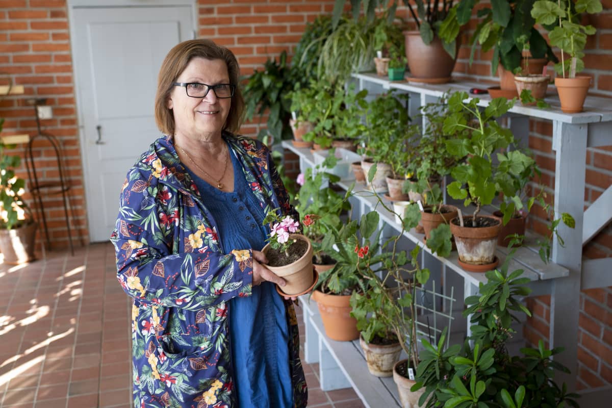Lena Granlund pelargoniruukku käsissään.