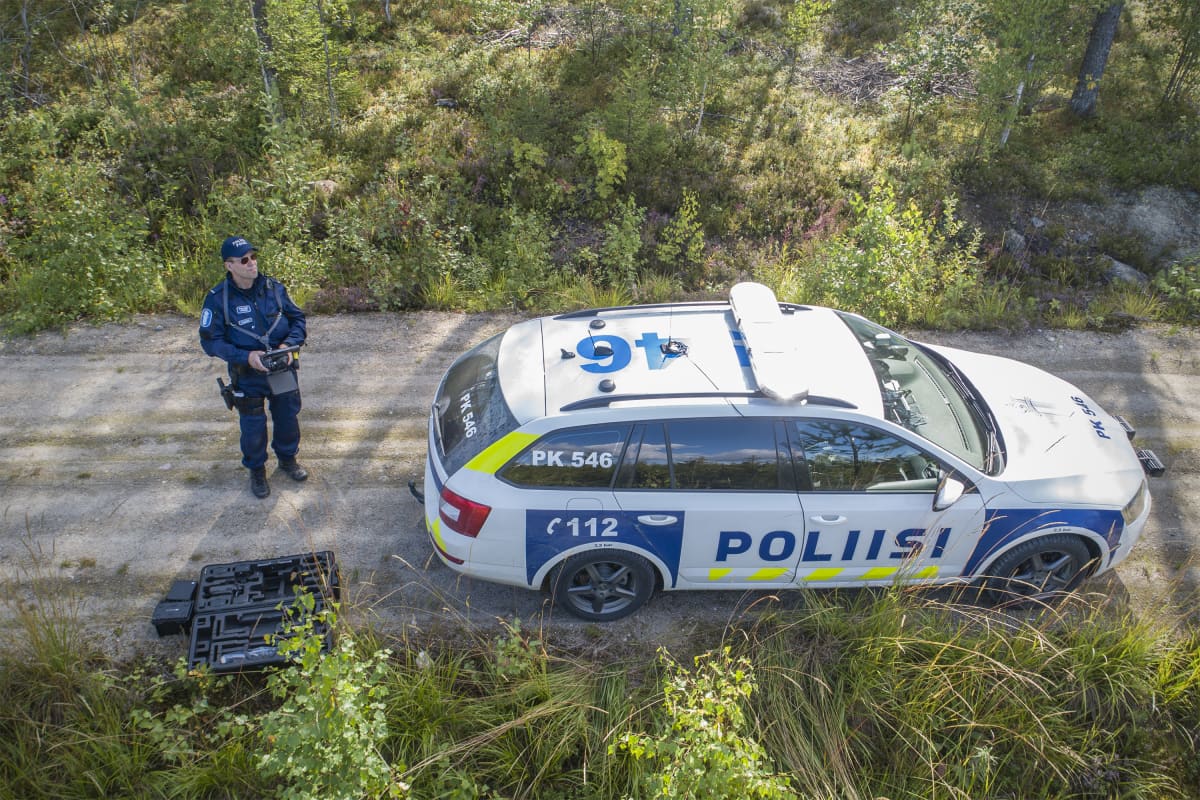 Poliisi lennättää droonia.