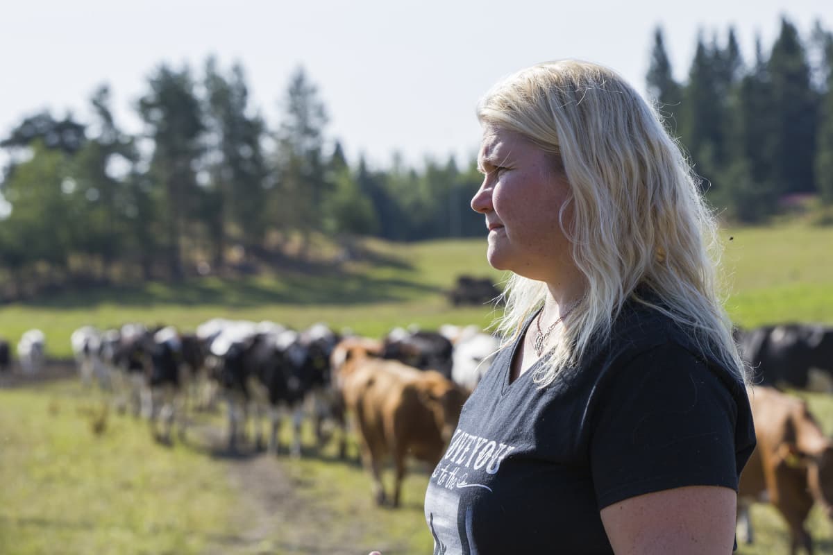 Lapinlahtelainen Johanna Niskanen maatilansa laitumella.
