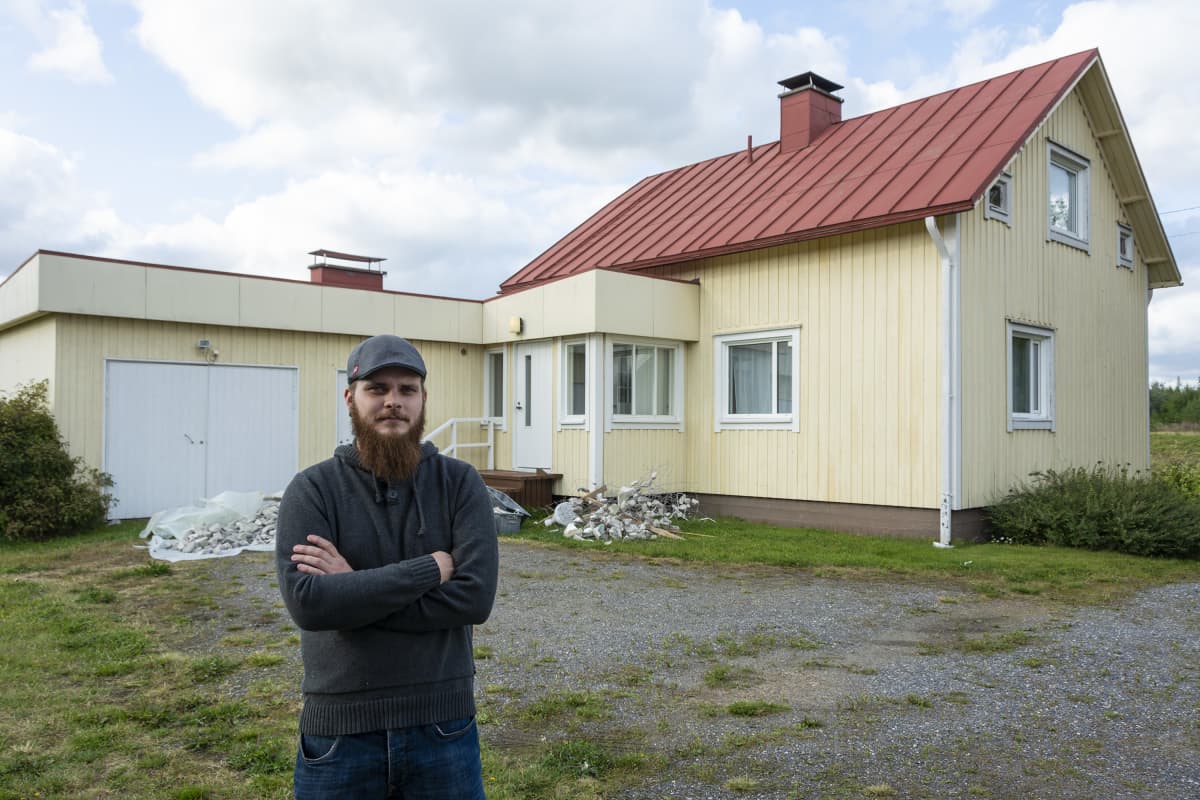 Jukka Iivari talonsa edessä.
