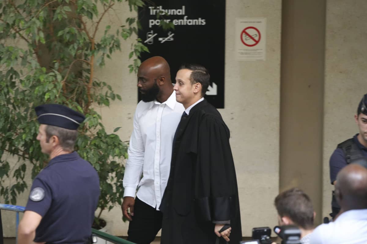 Kaaris, asianajaja Yassine Yakouti ja poliiseja oikeustalossa.