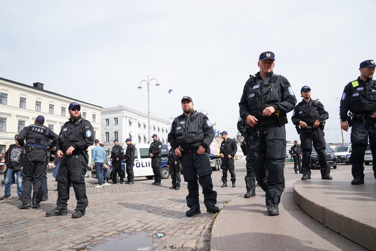 Poliiseja partioimassa Havis Amandan-suihkulähteen luona 21. elokuuta.