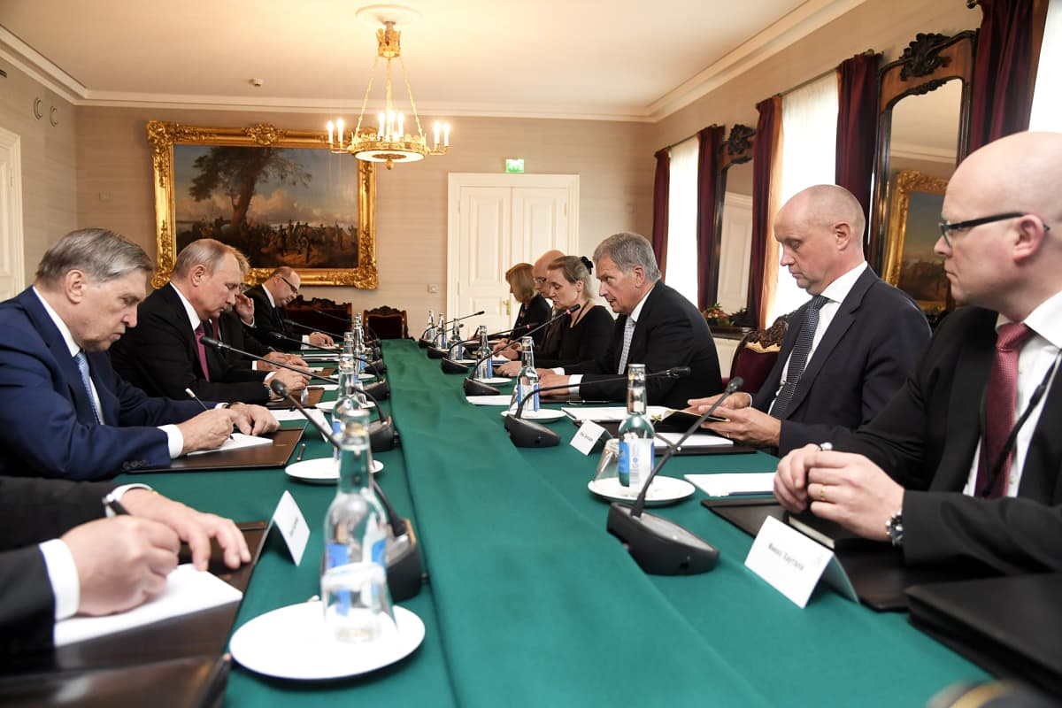 Presidentit Vladimir Putin ja Sauli Niinistö neuvottelevat Presidentinlinnassa.