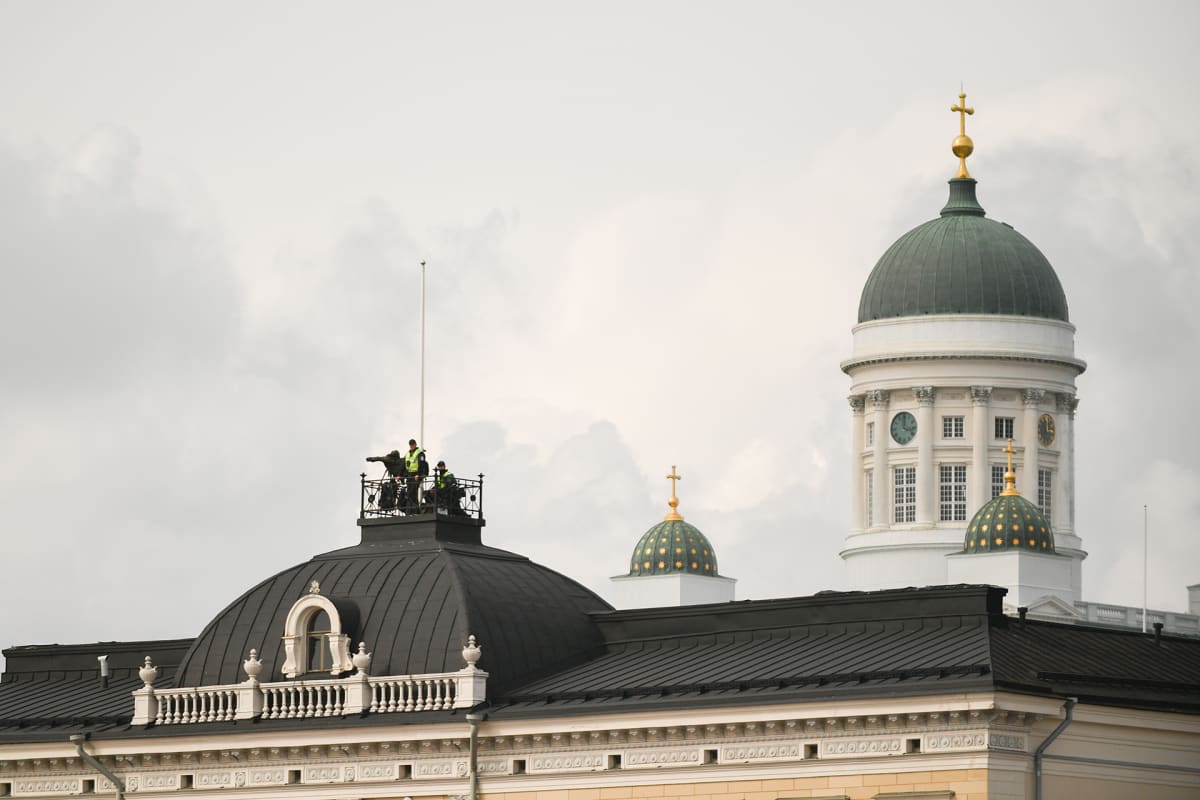 Poliisi presidentinlinna katolla.