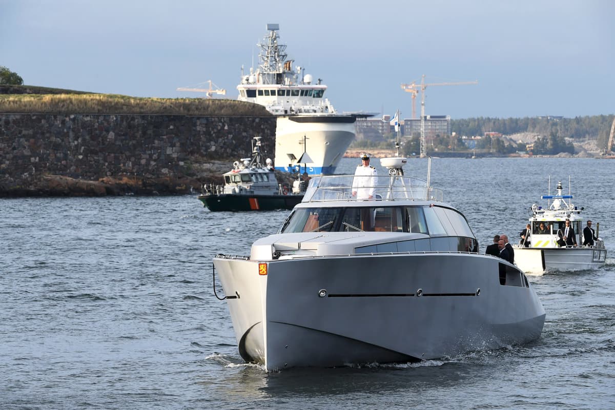 Presidenttejä kuljettava Kulataranta VIII -vene saapuu Suomenlinnaan.