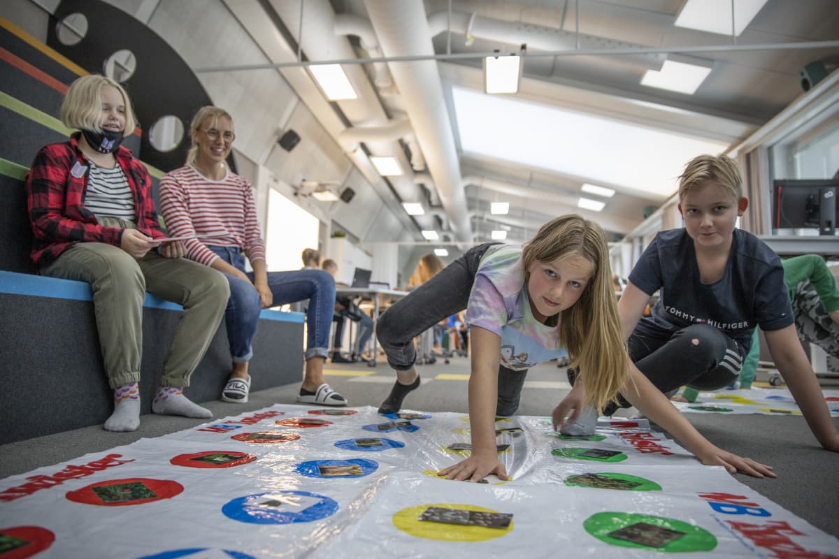 Kuudesluokkalainen Kerttu Niskanen Twister-pelimatolla.