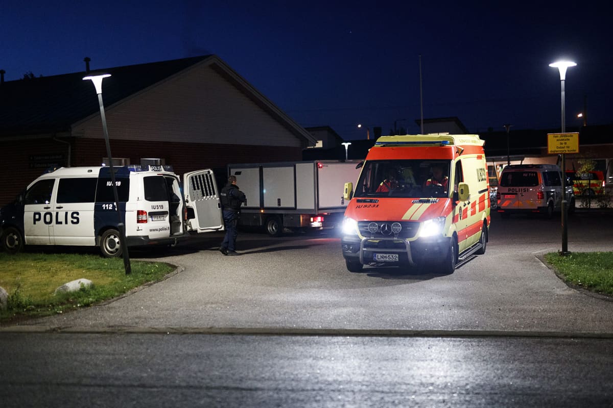 Poliisiautoja ja ambulansseja Eestinmäen päiväkodin pihalla 25. elokuuta.
