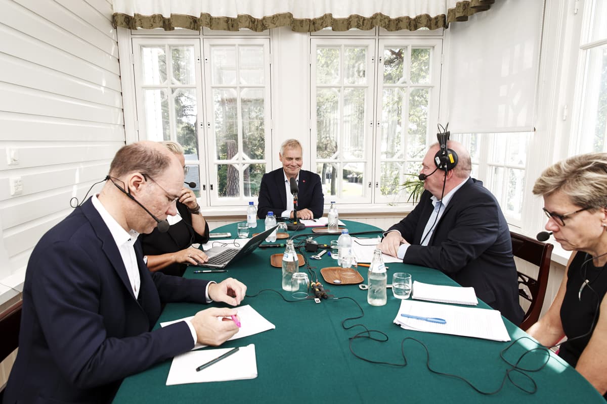 Sunnuntainen pääministerin haastattelutunti oli Rinteen ensimmäinen. Puheenjohtaja Petri Kejonen (oik.) ja etualalla Helsingin Sanomien politiikan toimittaja Teija Sutinen ja politiikan erikoistoimittaja Ari Hakahuhta Yle Uutisista