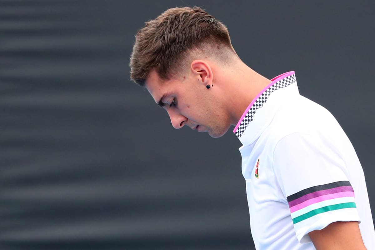 Thanasi Kokkinakis pää painuksissa.