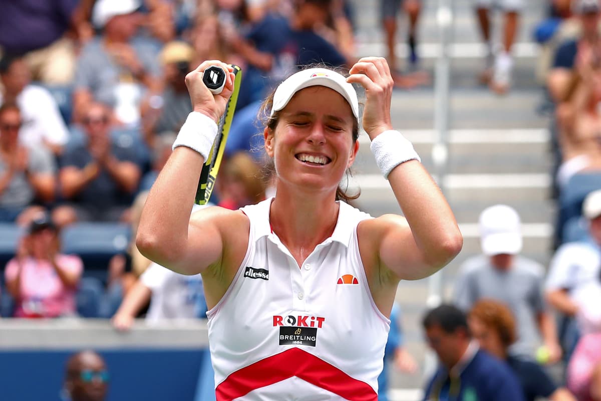 Johanna Konta tuulettaa voittoa silmät kiinni.