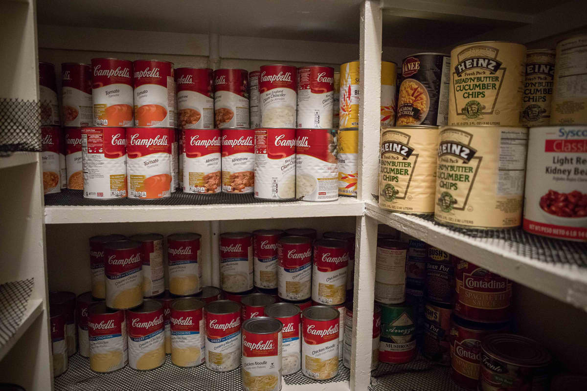 Suomalais-amerikkalaisen vanhustenhoitokodin keittäjä Irma Väisänen pitää huolta, että ruokavarastot ovat kunnossa ennen hurrikaanin mahdollista rantautumista.