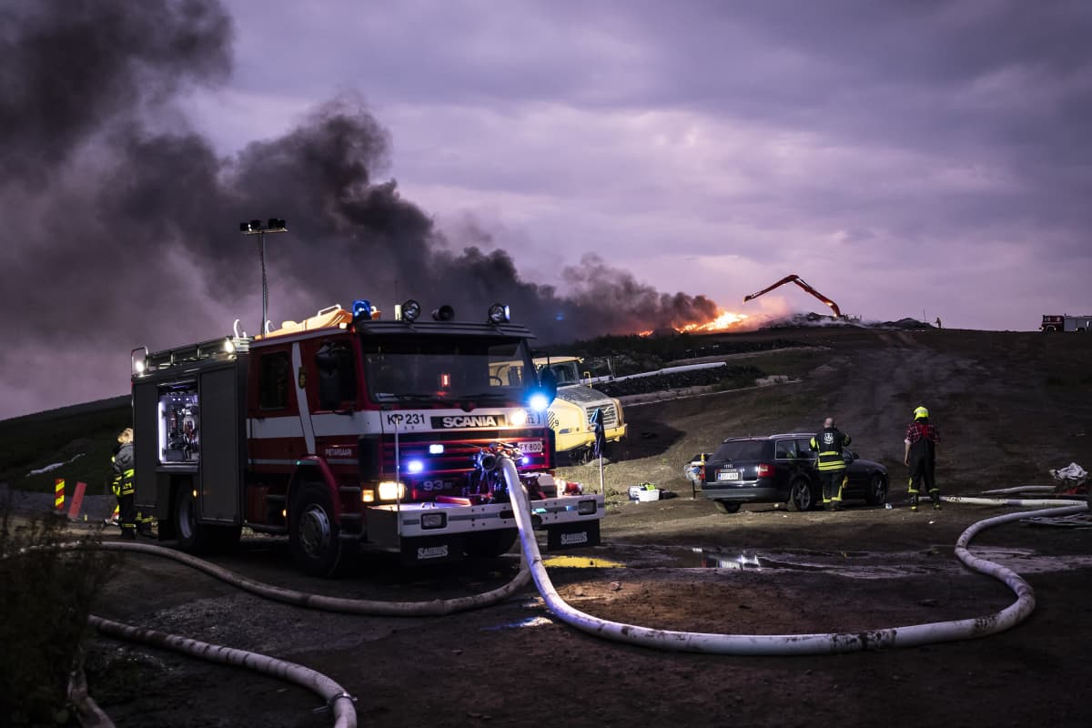 Pelastuslaitos sammuttaa palavaa jäterengaskasaa.
