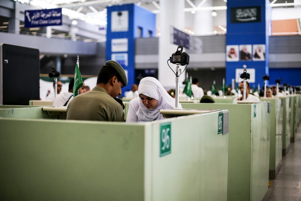 Passintarkastupiste Kuningas Abdulazizin lentoasemalla Jeddassa Saudi-Arabiassa.