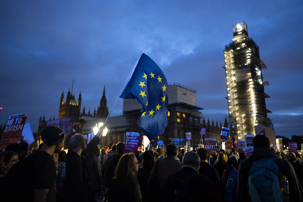 Mielenosoittajat marssivat parlamenttitalon ulkopuolella tiistai-iltana brexit-hätäkeskustelun aikana.