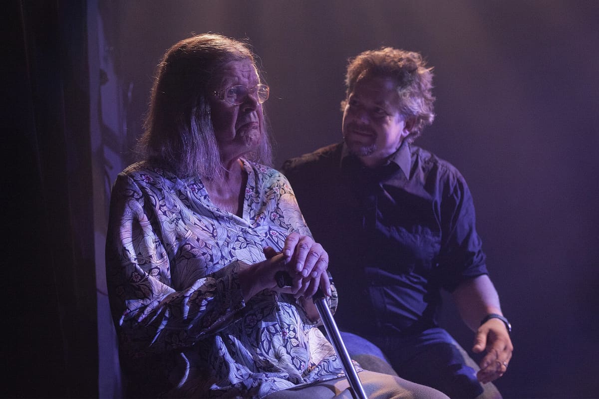 Marja-Terttu Zeppelin (Heikki Kinnunen) ja Piano Larsson (Klaus Klemola) ovat näytelmässä vieraantunut aviopari.