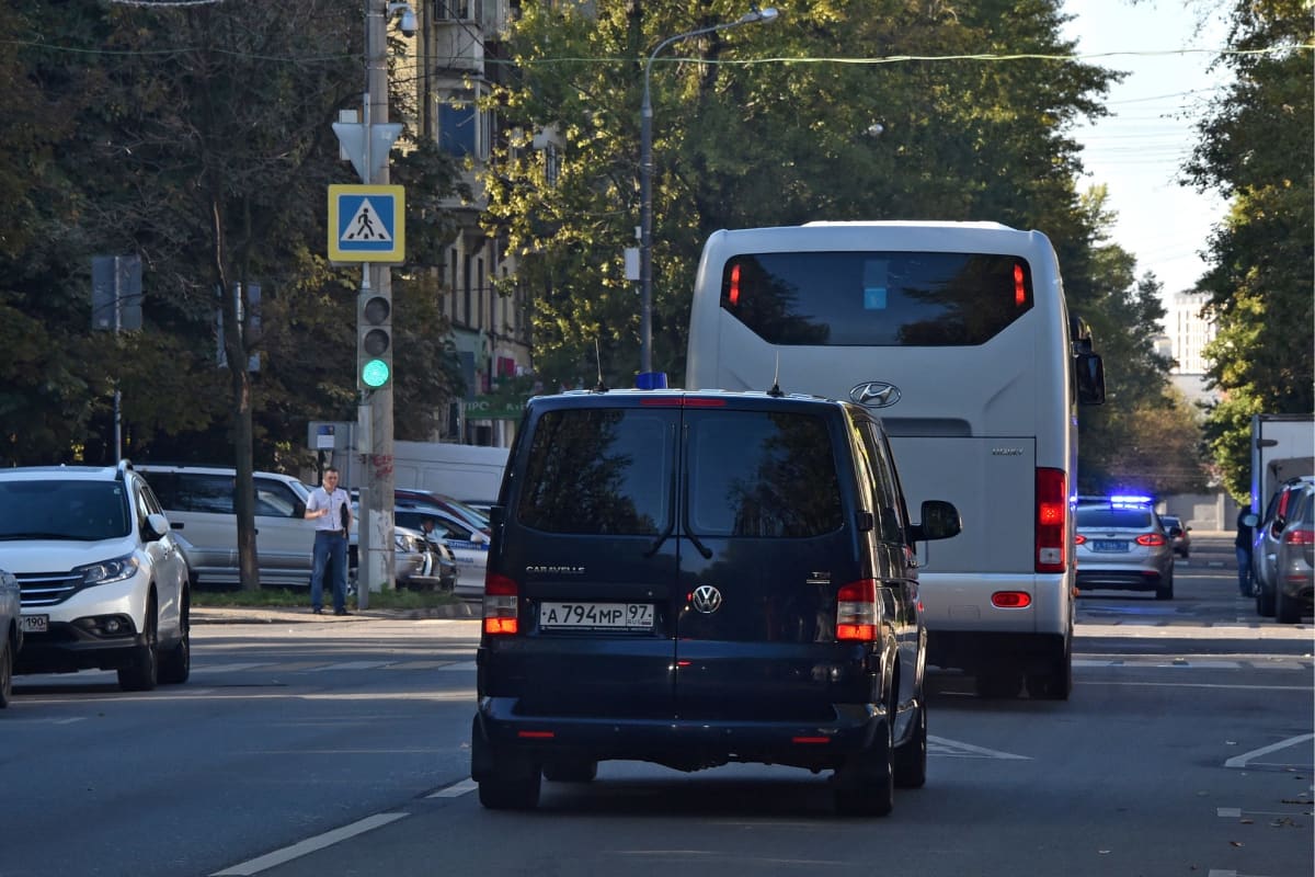 Moskovalaisen vankilan edestä lähti lauantaina kohti lentokentää busseja, joissa arveltiin olevan ukrainalaisvankeja.