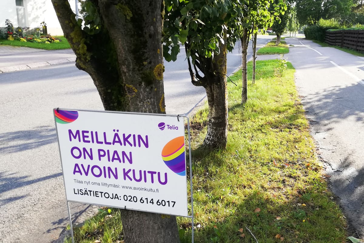 Telian kyltti tien laidassa joka mainostaa avointa kuitua.