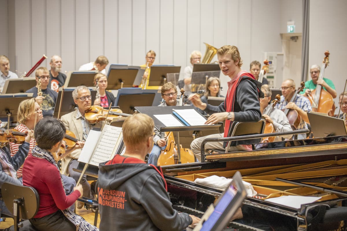 Eero Lehtimäki juttelee pianisti Iiro Rantalan kanssa harjoituksissa.