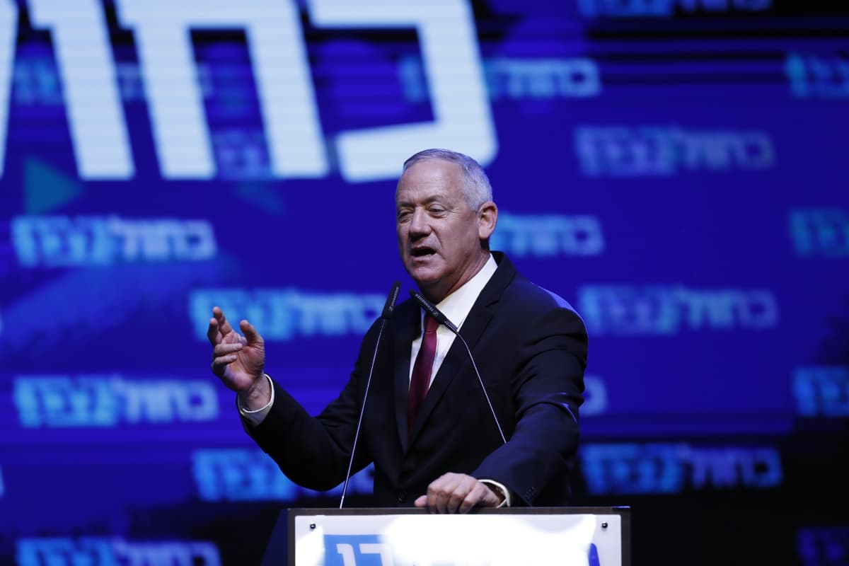 Benny Gantz puhui kannattajilleen Sininen ja valkoinen -vaaliliiton tilaisuudessa Tel Avivissa.