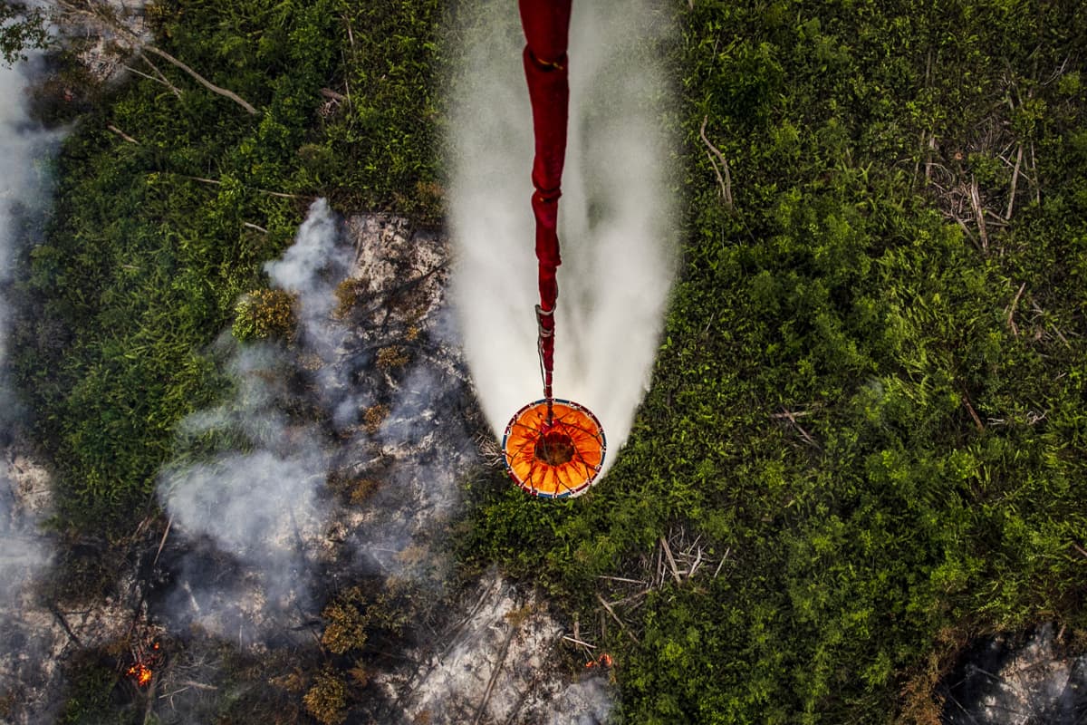 Helikopterista heitetään vettä