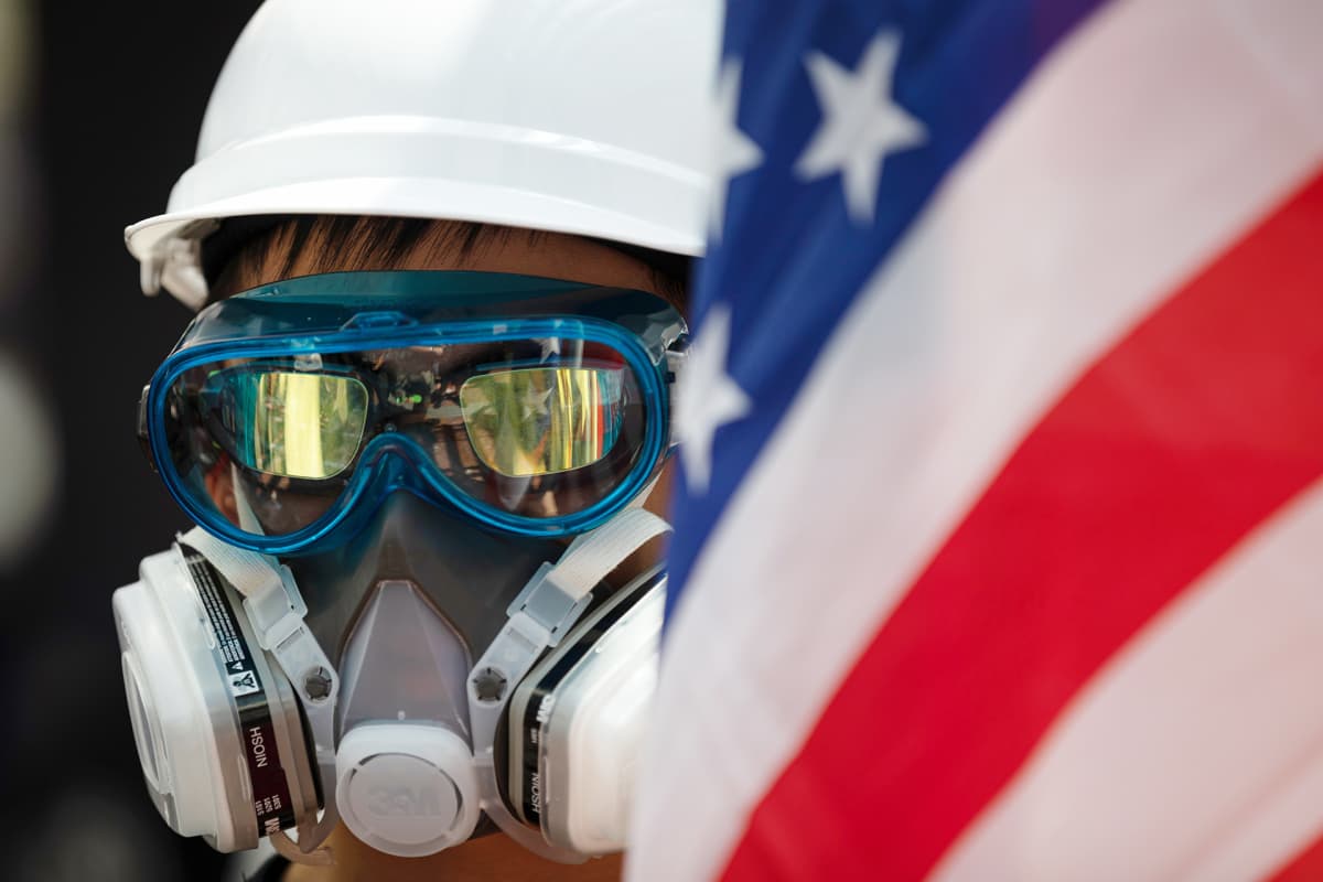 Hongkongilainen mielenosoittaja heiluttaa USA:n lippua yliopistolla ja vetoaa Yhdysvaltain kongressiedustajia tukemaan Hongkongin ihmisoikeus- ja demokratialakia Hongkongissa, 20. syyskuuta.