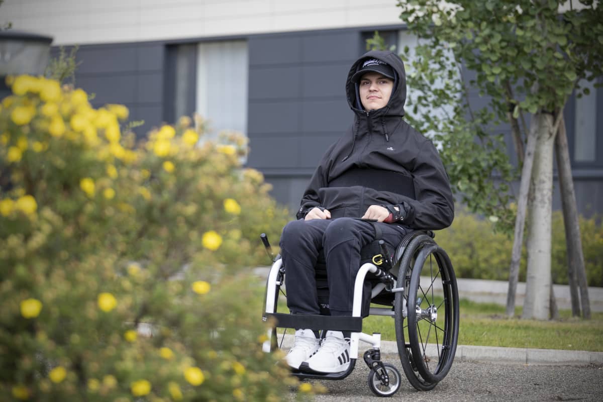 Teemu Meriläinen ulkona.