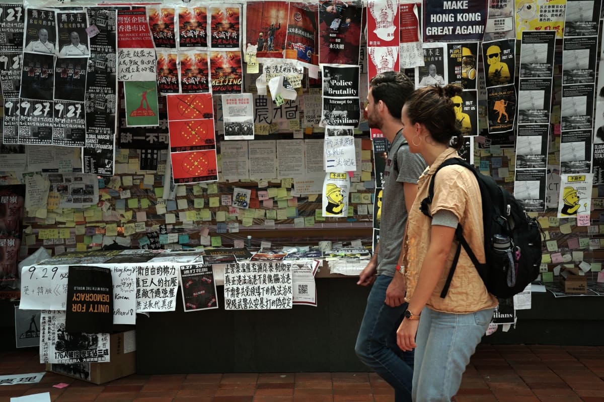 Hongkongin yliopistolla seinät ovat täyttyneet mielenosoituskutsuista ja demokratiaa vaativista julisteista.