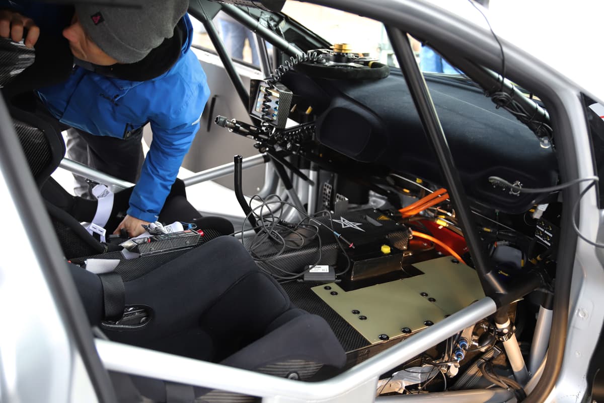 Sähkötoiminen rallicross-auto sisältä