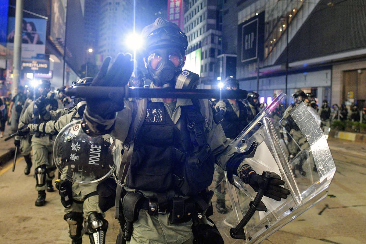 Mellakkapoliiseja kadulla Hongkongissa.